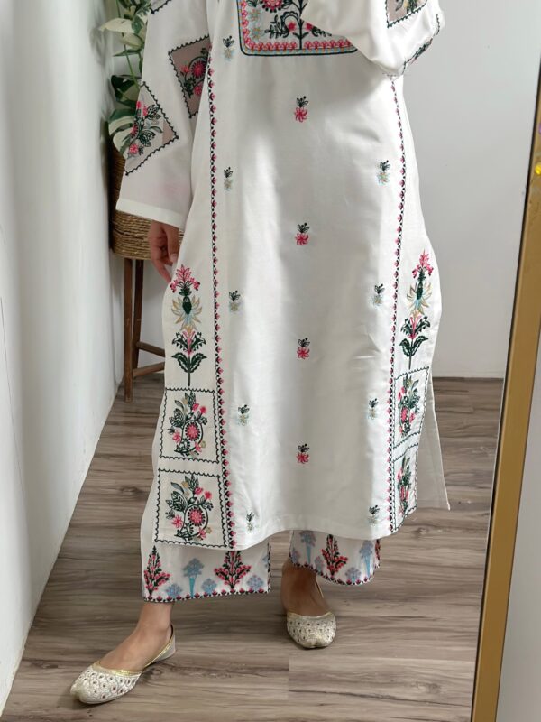 WHITE VIOLET EMB 2PC - Image 4